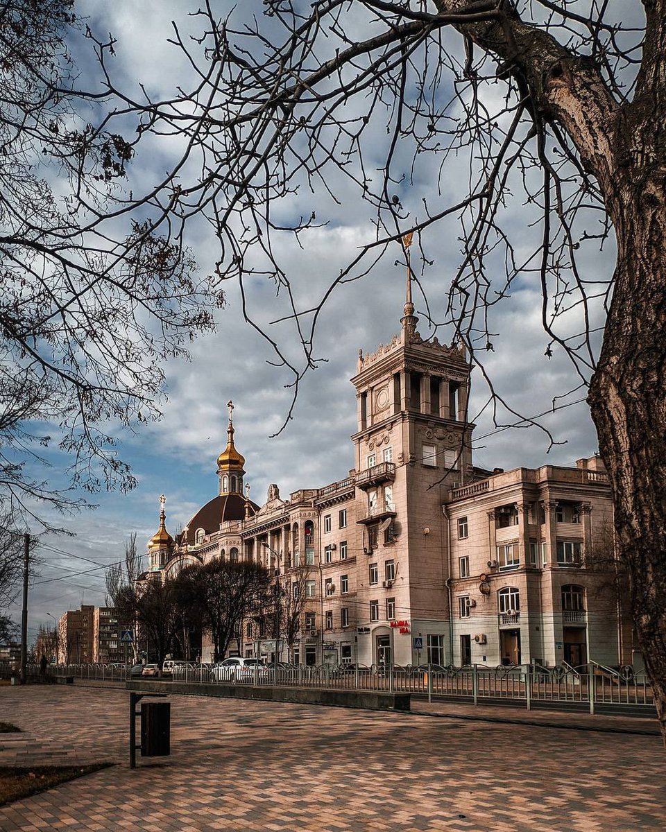 KSergatskova's tweet photo. This is what #Mariupol looked like before the #RussianInvasion. Now everything in the city is destroyed. Thousands of people are buried in mass graves. 
These photos were taken by Viktor Dedov, a Mariupol resident who died because of shelling in his flat in mid-March. https://t.co/Zk2e3Cjk1u