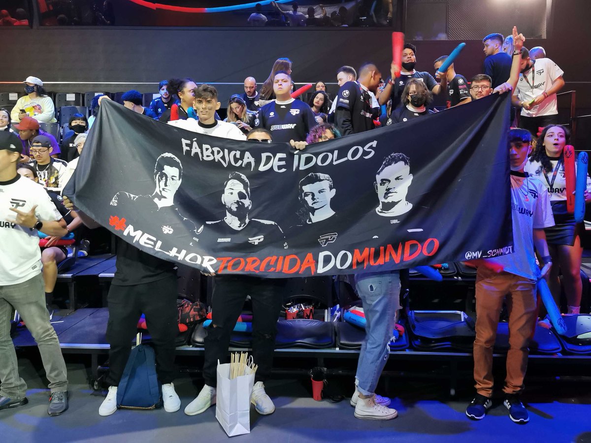 CBLOL's tweet photo. E essa bandeira da torcida da @paiNGamingBR?! #CBLOL

@mylonzete @brttOficial @Kamizeon @Carioklol https://t.co/fWxgad2GhD