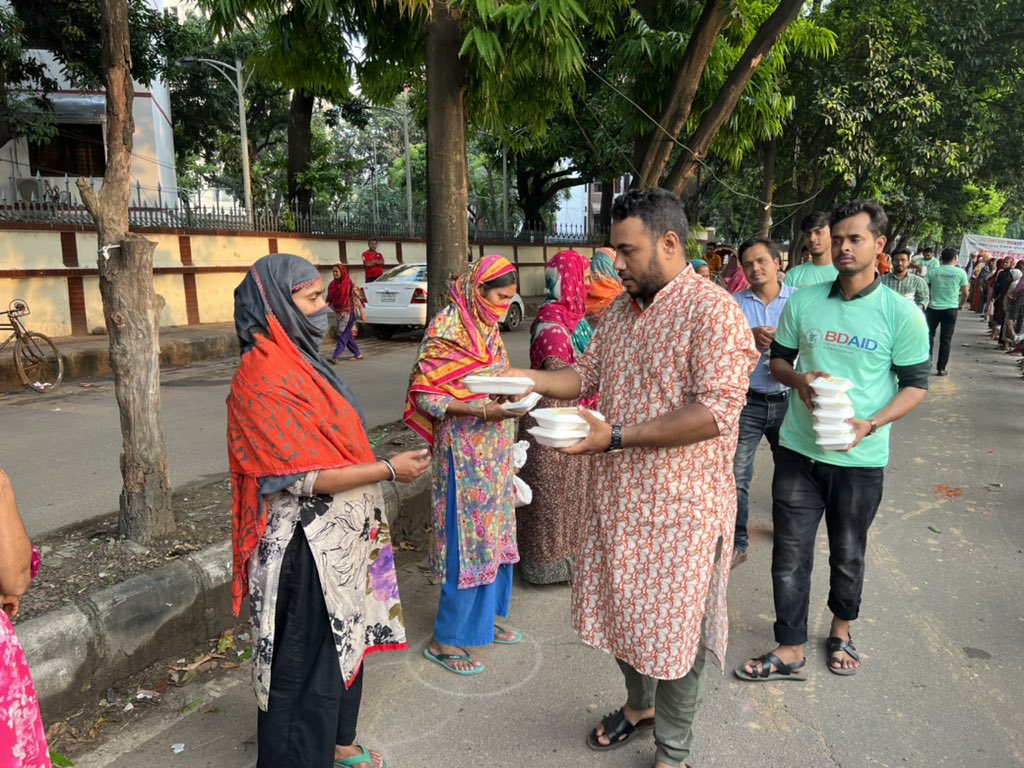 BDAID1's tweet photo. “পবিত্র রমজান মাসে, BDAID সবার পাশে “ 
পবিত্র রমজান ২০২২ উপলক্ষে সুবিধাবঞ্চিতদের মাঝে ইফতার বিতরণ ।

২৩ এপ্রিল,শনিবার,২০২২
২১ রমজান ১৪৪৩

Website: https://t.co/2jMMhNEnbg

Facebook: https://t.co/65kMtyVCxZ

YouTube: https://t.co/yTYrh5rUGo

Twitter: https://t.co/TI3xuw3Cfp https://t.co/CMTRrSdJuN