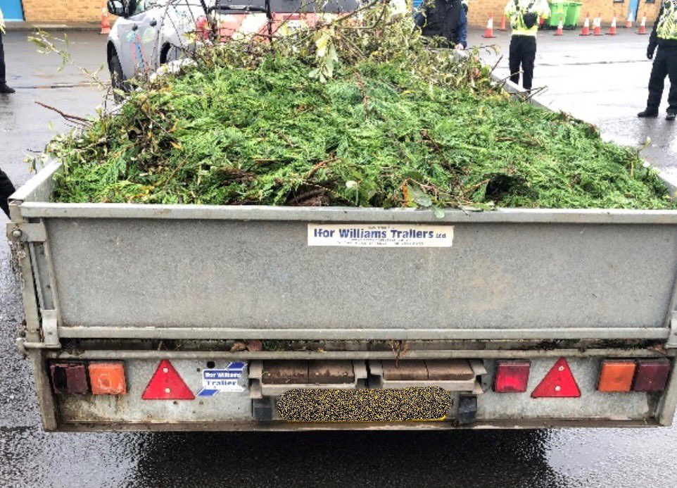 DVSAEnforcement's tweet photo. Driver of this vehicle/trailer was reported for an illegal tyre &amp; inoperative brakes✍️

Our Examiner discovered defects whilst inspecting vehicles on a multi agency road-check🧐

Driver was fined a total of £843 including costs + 3 licence points at court

Maintenance is vital👍 https://t.co/znopbnv3Nw