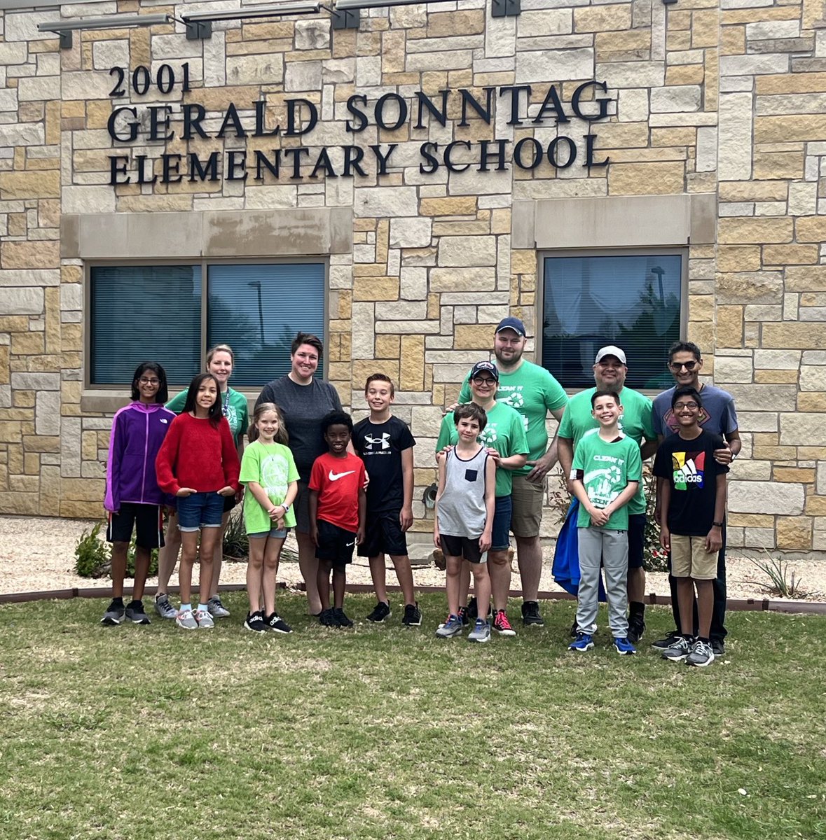 Great morning beautifying ⁦<a href="/SonntagElem/">Sonntag Elementary</a>⁩! The wind couldn’t hold us back! #service #EarthDay ⁦<a href="/S5thgrade/">Sonntag_5thgrade</a>⁩