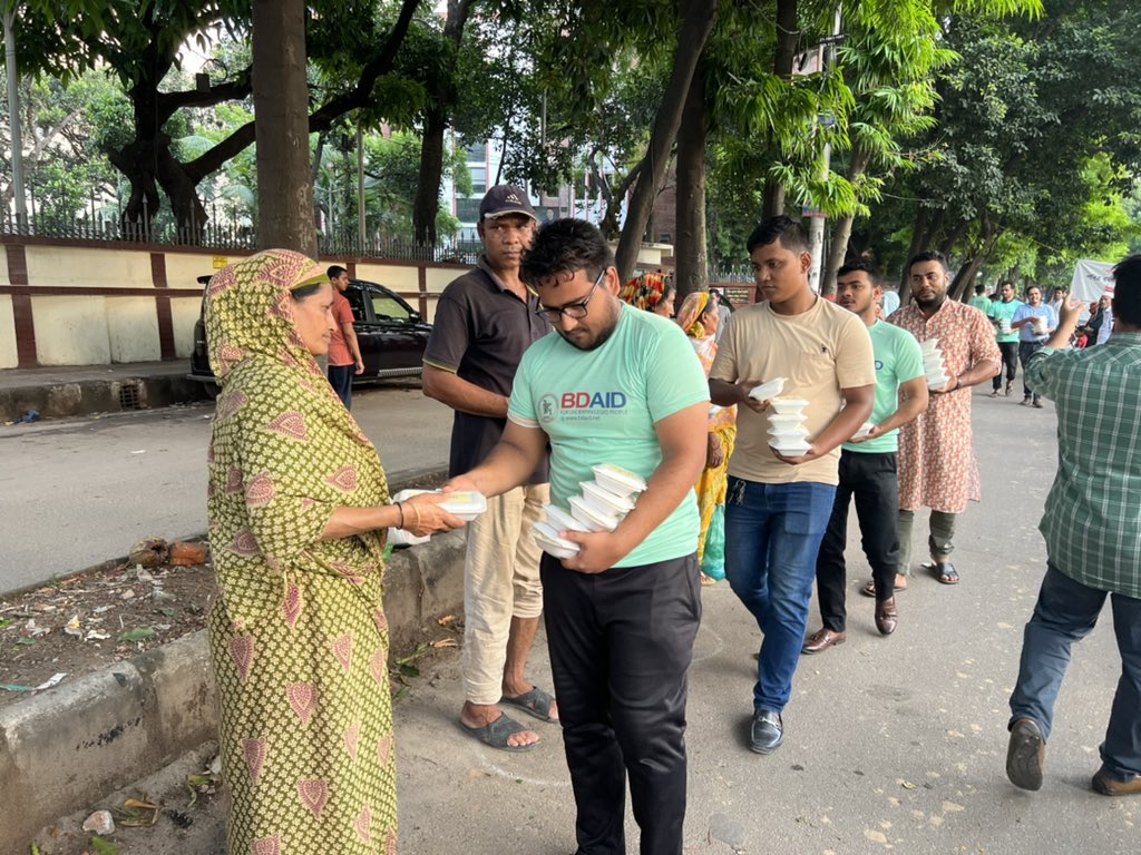 BDAID1's tweet photo. “পবিত্র রমজান মাসে, BDAID সবার পাশে “ 
পবিত্র রমজান ২০২২ উপলক্ষে সুবিধাবঞ্চিতদের মাঝে ইফতার বিতরণ ।

২৩ এপ্রিল,শনিবার,২০২২
২১ রমজান ১৪৪৩

Website: https://t.co/2jMMhNEnbg

Facebook: https://t.co/65kMtyVCxZ

YouTube: https://t.co/yTYrh5rUGo

Twitter: https://t.co/TI3xuw3Cfp https://t.co/ehvvEBqWis
