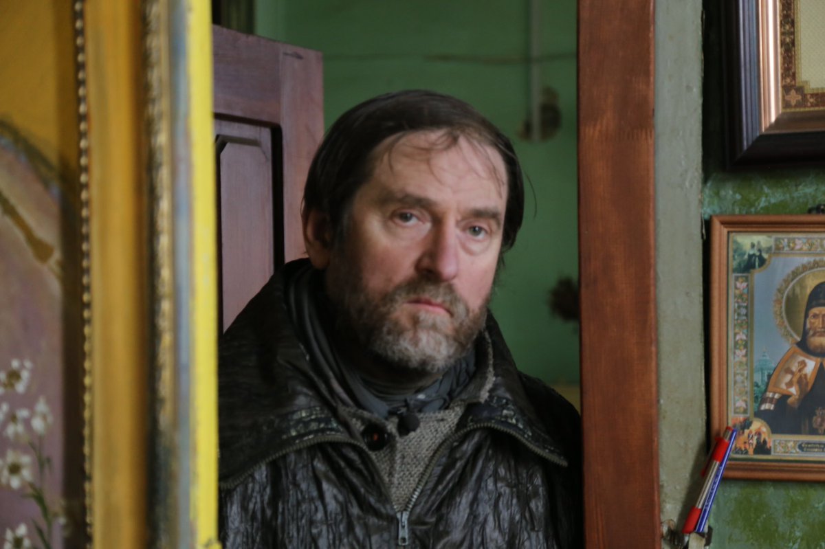 Ik denk aan Sergei die ik in #Irpin ontmoette. Door Russische bommen was het plafond van z’n huisje naar beneden gekomen, maar hij bleef. ‘Want, zei hij, het is mijn plicht, al is het maar voor één mens, iedere dag de mis op te dragen’. Kijk om 1915 op <a href="/NPO2/">NPO 2</a> naar #Crux #Oekraine