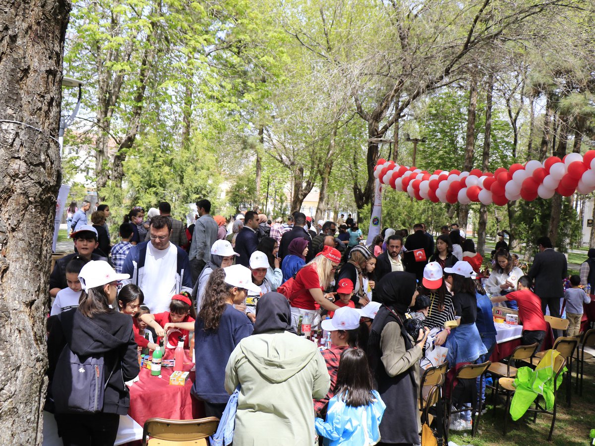 erzincancevre's tweet photo. #23NisanKutluOlsun
#ÇevreVeÇocukSenliği
#Erzincan
Haber : https://t.co/cu6GHOPSld https://t.co/ObLNcdDcMv