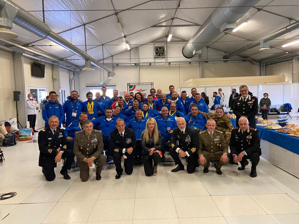 _Carabinieri_'s tweet photo. Dopo i successi sportivi agli #InvictusGames #TheHague, rientrano da L’Aia 🇳🇱 gli atleti militari del #GSPD #Difesa, accolti dal Sottosegretario Sen. Pucciarelli, dal Capo di SM della Difesa, dal Capo di SM dell'Esercito e dal Com.Gen. dell'Arma Teo Luzi
#ForzeArmate https://t.co/lvwfDt7Zmt