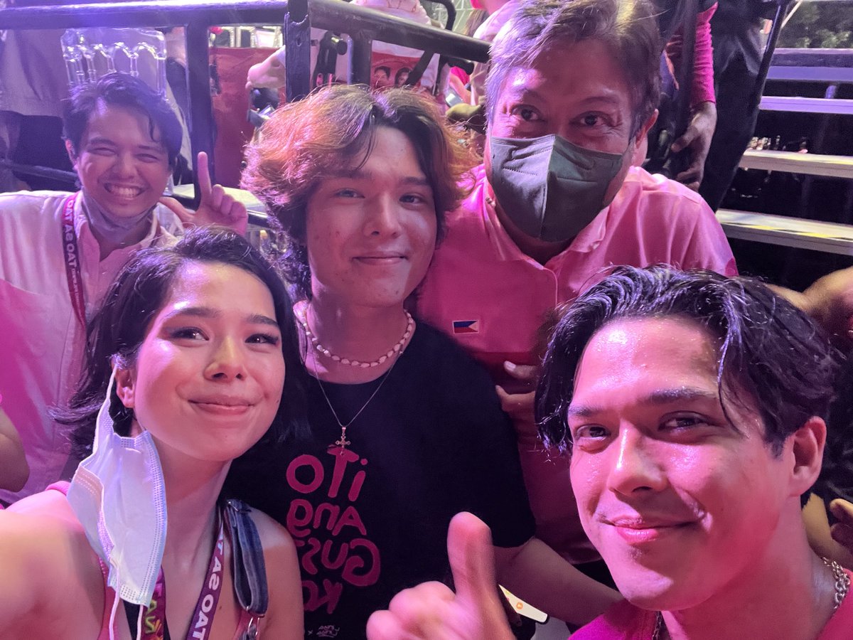 saabmagalona's tweet photo. Nandito na si Kiko, si @kikopangilinan 💖🌸 #LeniKikoAllTheWay https://t.co/JzndcneJe5