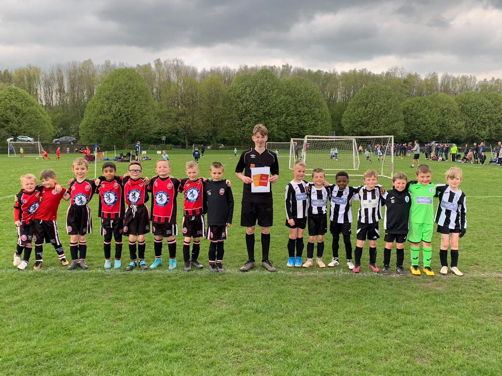 Lostock_HallJFC's tweet photo. @DXTL National #REFspect Awareness Weekend
Thanks to Gregson Lane u7 and our u7 Blacks for standing with their @mlcjfl referee and taking a photo in support of the campaign.
#ThankYouRef #NoRefNoGame https://t.co/qFYW7iTxyX