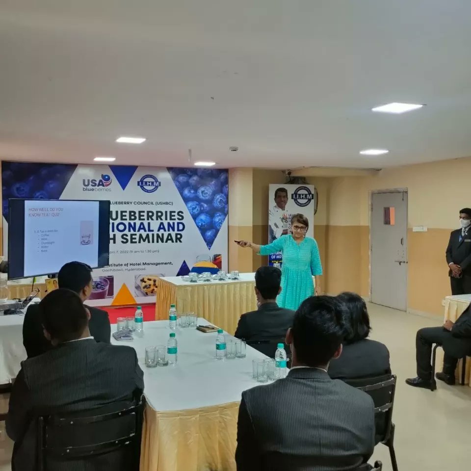 TeawithSusMita's tweet photo. Such an inspiring feeling to be among the youths of the country and see them getting excited about Tea. Thank you everyone. Keep rocking and do good.

#iihmhotelschool #iihmhyderabad #hotelschool #hotelmanagementschool #hotelschoolstudents #teachingtea #teaappreciation #learntea https://t.co/CoyAuIrYKi