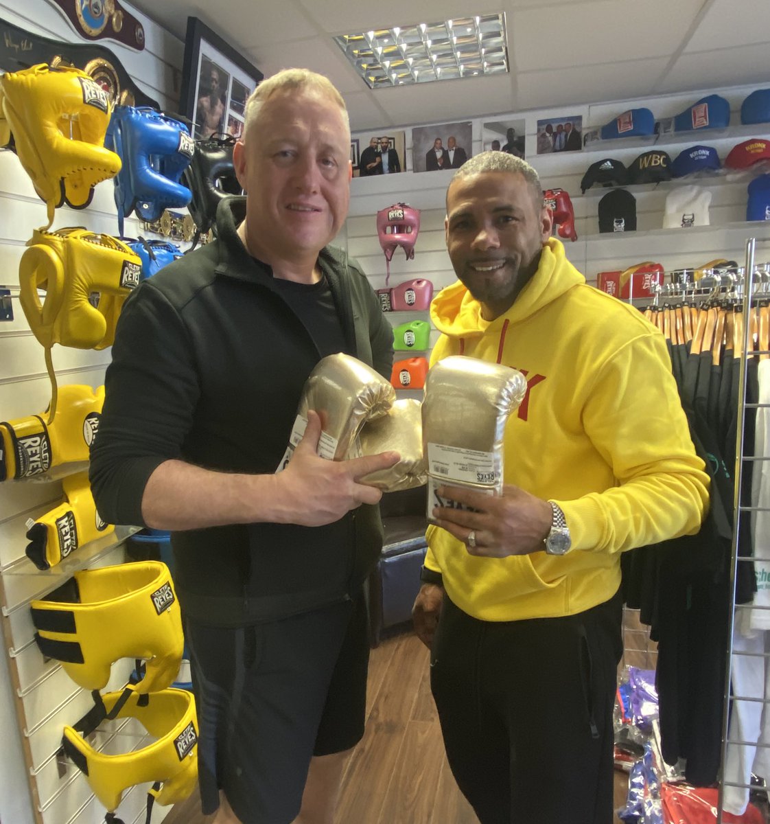 scottbarsport's tweet photo. Big Thanks to @WayneElcock &amp; the Midlands No.1 Boxing Store ‘Mad Dogs Boxing’ suppling us with the very best boxing gloves @CletoReyesMx for our shows https://t.co/YHcG4AUhA0