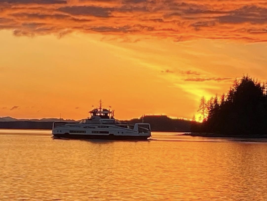 tessvanstraaten's tweet photo. Happy #SaturdayMorning #VancouverIsland 😎 Here’s your #Vanisle #weather ✅

SOUTH   14 🌤
EAST       15 🌤
WEST      15 🌤💨 Coast 11 🌧40% 💨 
NORTH   11  🌧💨 

Full forecast @CHEK_News at 5 p.m.

📷 #AlertBay by Jeanine Johnny
@CHEK_media #ShareYourWeather #BCwx #weather https://t.co/QUplsFtZwq