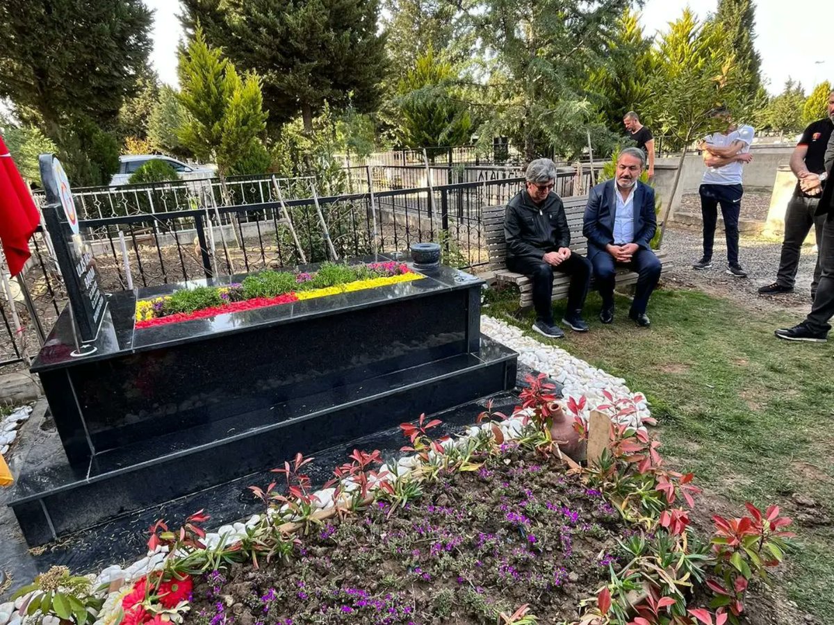 SebahattinReis's tweet photo. İzmir'de Ulaş Bayam kardeşimizin mezarını ziyaret ettik. Kendisine tekrardan Allah'tan rahmet diliyorum.

Bu vesileyle de Ulaş Bayam kardeşimizin rahmetli annesi Nuran Bayam'ı da rahmetle anıyorum. https://t.co/7d5v27Iyuh