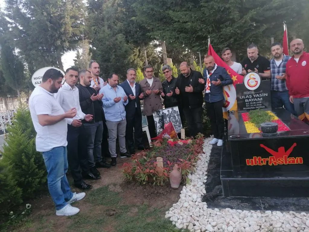 SebahattinReis's tweet photo. İzmir'de Ulaş Bayam kardeşimizin mezarını ziyaret ettik. Kendisine tekrardan Allah'tan rahmet diliyorum.

Bu vesileyle de Ulaş Bayam kardeşimizin rahmetli annesi Nuran Bayam'ı da rahmetle anıyorum. https://t.co/7d5v27Iyuh