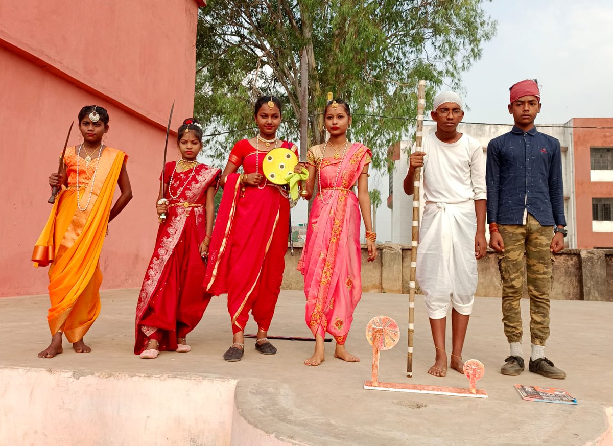 EduJharkhand's tweet photo. आजादी के अमृत महोत्सव 2022 उपलक्ष्य में बच्चों के द्वारा महापुरुषों के छाया चित्र पर पेंटिंग प्रतियोगिता का आयोजन किया  गया तथा नुक्कड़ नाटक का आयोजन किया गया । 
@JharkhandCMO @Jagarnathji_mla @DC_Ramgarh @DC_Hazaribag https://t.co/afylAqsDAH
