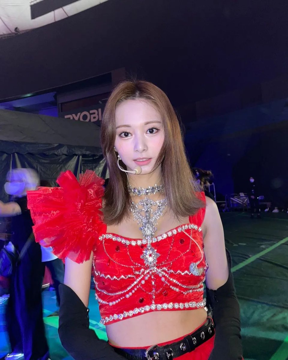 we got tzuyu in the red fit omg
