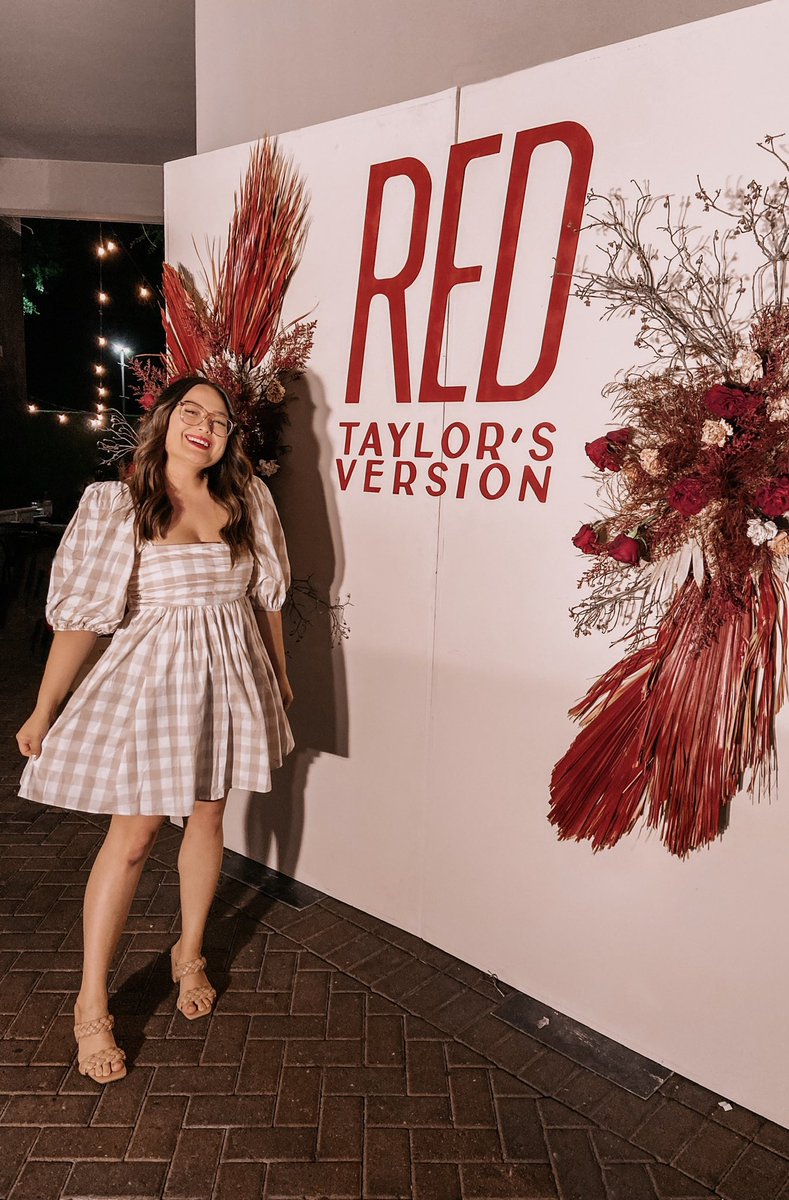 becca_153's tweet photo. it was the perfect night
for breakfast at midnight💋❤️🧣
#REDbrunch #RedTaylorsVersion @taylorswift13 @taylornation13 https://t.co/kDC4pWWz2o