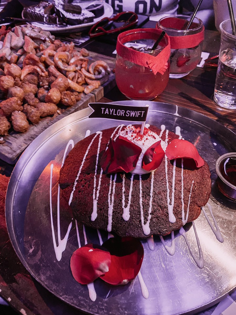 becca_153's tweet photo. it was the perfect night
for breakfast at midnight💋❤️🧣
#REDbrunch #RedTaylorsVersion @taylorswift13 @taylornation13 https://t.co/kDC4pWWz2o