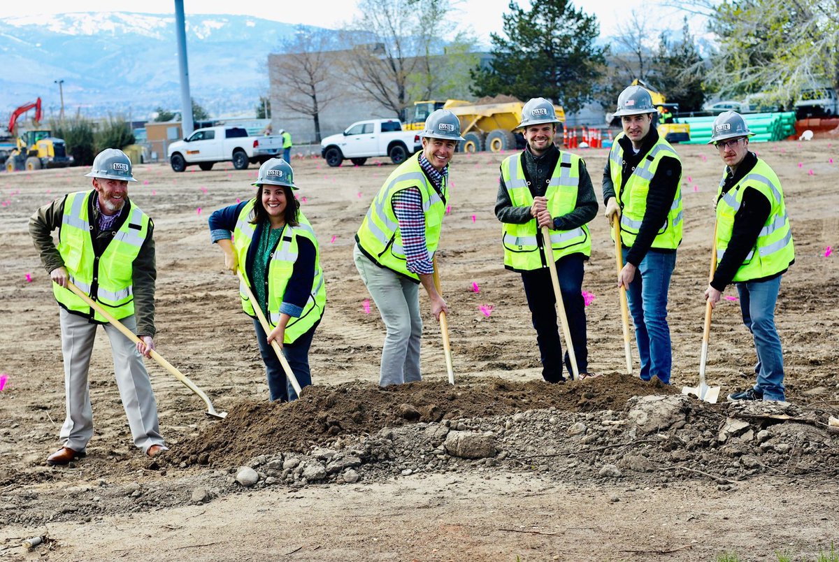 HamiltonMedical's tweet photo. We need more space! Last week Bob Hamilton and our US team broke new ground on our new building site in #Reno #Nevada! After months of planning, the construction of our new office and production building can finnaly start.
#medtech #America #USA #earthwork #sitebuild https://t.co/PSyXOgMQ8y