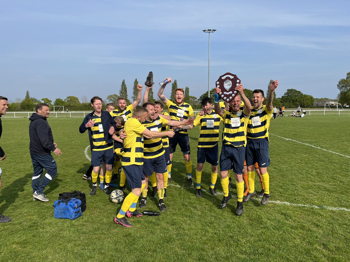 PaulsgroveFC's tweet photo. Hayling 1 Grove 2.
Champions ๐ช๐ป https://t.co/pOpbsl5Vb9