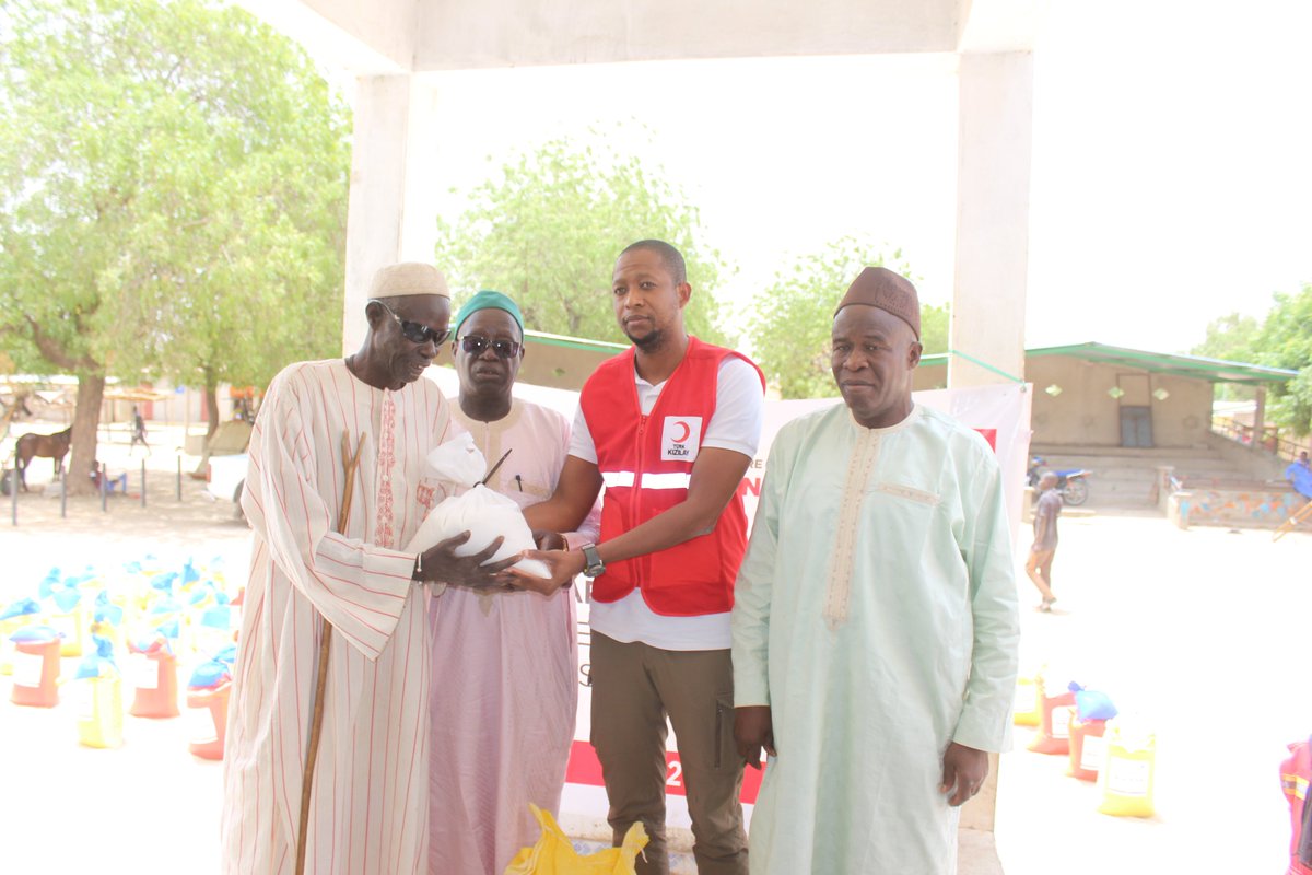 CSenegalaise's tweet photo. The #FoodAidProgram assists 100 heads of households from the 18 villages of the commune of Patar, Arrondt of Niakhar. Developed by @RedCrescent and @CSenegalaise, it has distributed 100 bags of rice (25 kg) and 500 kg of powdered sugar in this part of the Sine, Fatick... https://t.co/64GBg3IRl6
