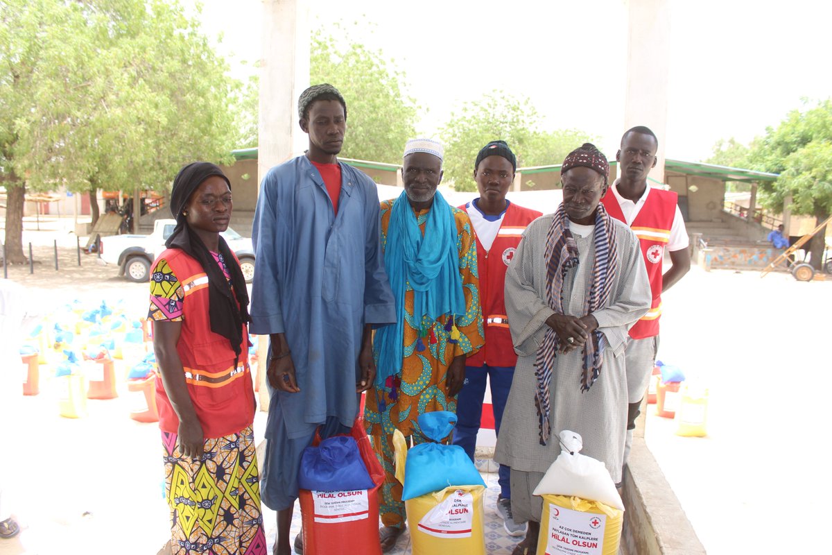 CSenegalaise's tweet photo. The #FoodAidProgram assists 100 heads of households from the 18 villages of the commune of Patar, Arrondt of Niakhar. Developed by @RedCrescent and @CSenegalaise, it has distributed 100 bags of rice (25 kg) and 500 kg of powdered sugar in this part of the Sine, Fatick... https://t.co/64GBg3IRl6