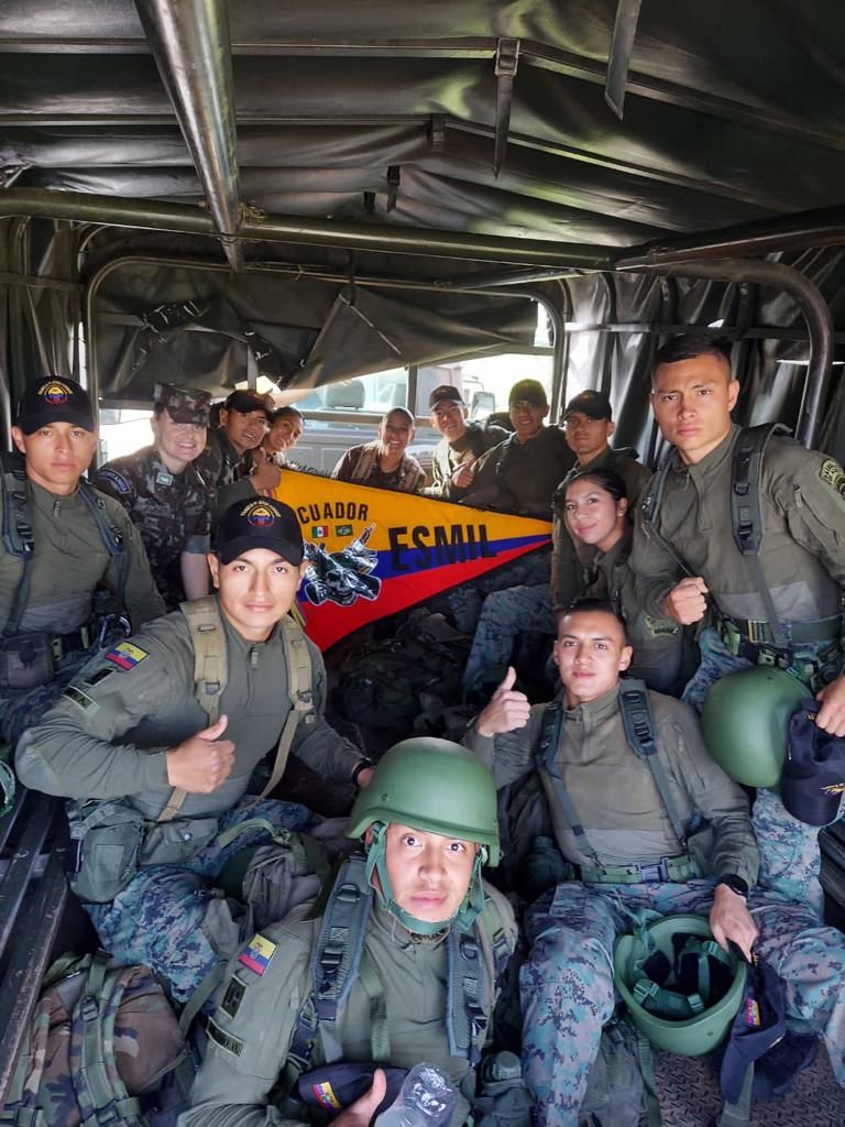 EjercitoECU's tweet photo. #Brasil| 9 cadetes varones y 2 cadetes mujeres de la #ESMIL lograron el Tercer Puesto en competencias Agulhas Negras AMAN en #Resende #Brasil, pasaron pruebas en paso de pistas militares, marcha de 16 y 13 kilómetros, tiro, navegación fluvial entre otras pruebas. 
#OrgulloDefensa https://t.co/KAB1e1fkvF