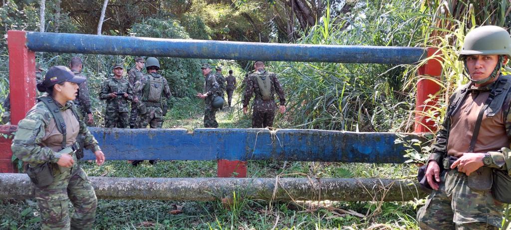 EjercitoECU's tweet photo. #Brasil| 9 cadetes varones y 2 cadetes mujeres de la #ESMIL lograron el Tercer Puesto en competencias Agulhas Negras AMAN en #Resende #Brasil, pasaron pruebas en paso de pistas militares, marcha de 16 y 13 kilómetros, tiro, navegación fluvial entre otras pruebas. 
#OrgulloDefensa https://t.co/KAB1e1fkvF