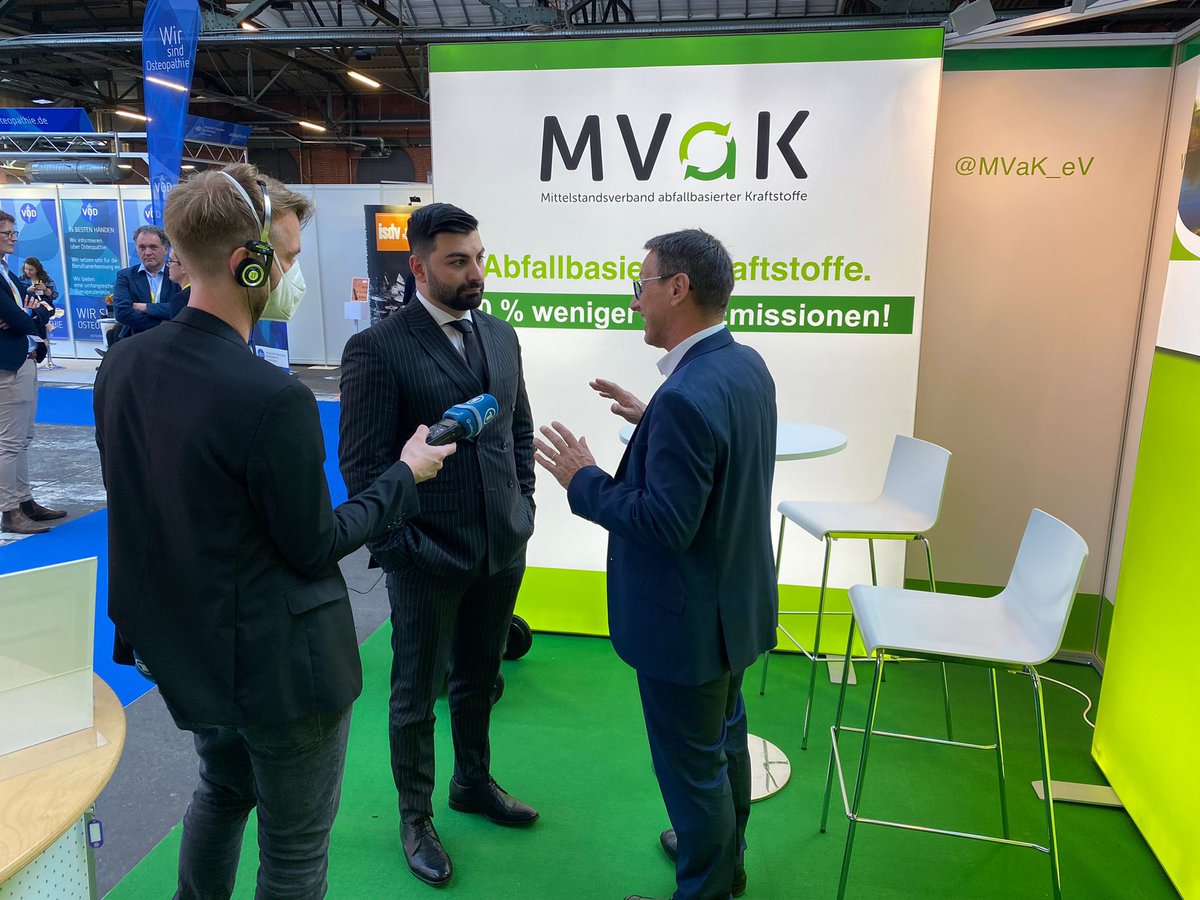 MVaK_eV's tweet photo. Über den Besuch von Muhanad Al-Halak MdB an unserem Stand und sein Interesse an der Sammlung gebrauchter Speiseöle aus Haushalten haben wir uns sehr gefreut. #Abfall #Biodiesel #Klimaschutz #Strassenverkehr https://t.co/17gzPbRwQA