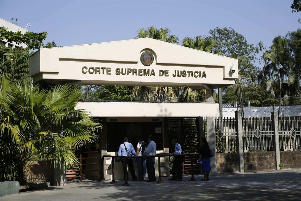 SoyNuevaPrensa's tweet photo. Gremio periodístico salvadoreño acude al Supremo por la "reforma mordaza" - https://t.co/Qn4MCx3xZ5
#SoyNuevaPrensa #Apes #Cesarcastro #Cortesuprema #Periodismo #Sansalvador #Global https://t.co/7CQxbkc6Pb