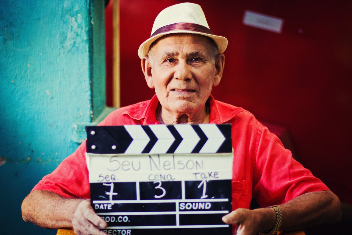 Paulo_andreSV's tweet photo. O cortador de cana viu um cidadão tocando violino na TV, foi para o mato, cortou a madeira e criou sua própria rabeca. Única.

Devo muita coisa ao cinema, uma delas foi poder me aproximar do universo de Seu Nelson. https://t.co/3mQ2xqIS4F