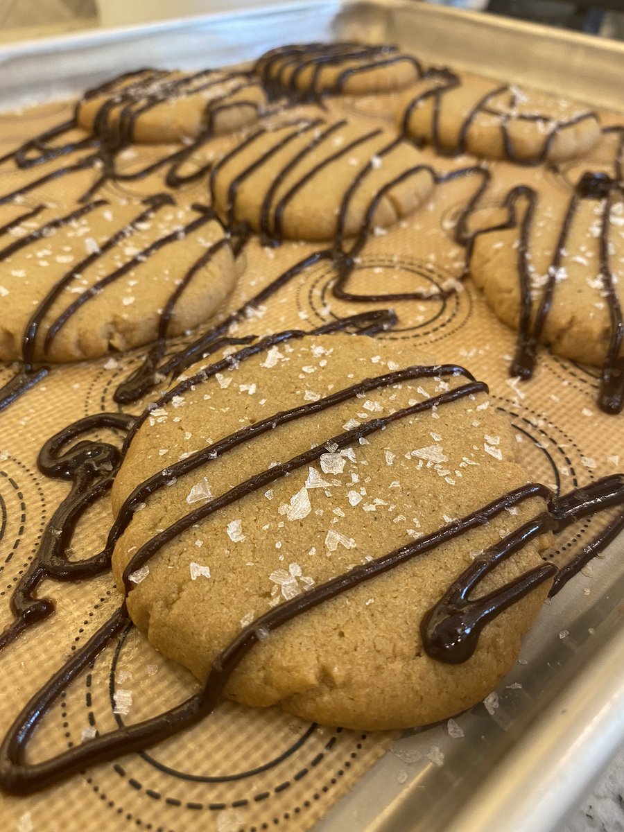 Here’s a little preview of an order we’re working on currently, Churro Cookies with Dulce De Leche, and Peanut Butter and Brown Sugar cookies with chocolate ganache, every component is INFUSED! ✨🍃✨
