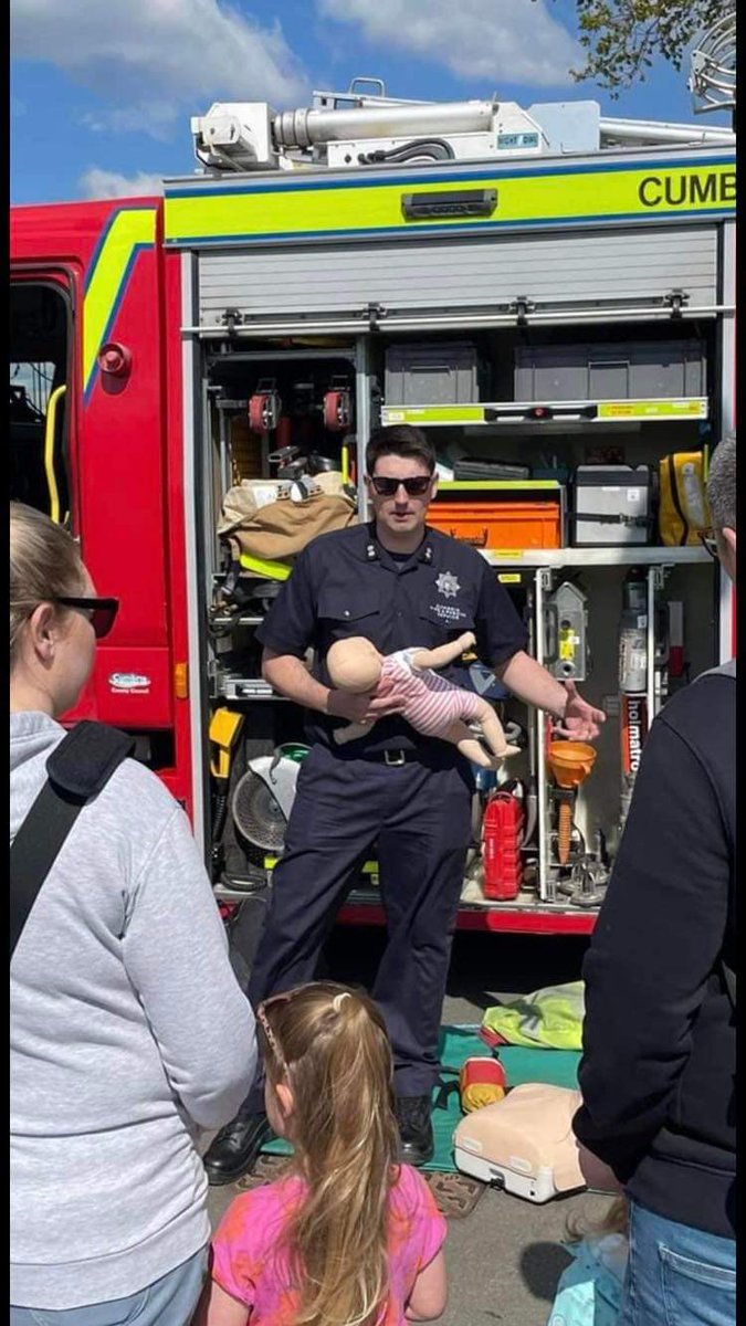 fire_barrow's tweet photo. Ahead of National Water Safety Week, crews from @fire_barrow &amp; Windermere have been engaging with the public about staying safe around our waters and how to perform adequate CPR, should you ever need it
@CumbriaFire
@rogerexleyfire 
@CCfrs
#BeWaterAware
#watersafety
#FloatToLive https://t.co/odB97cF1Rj