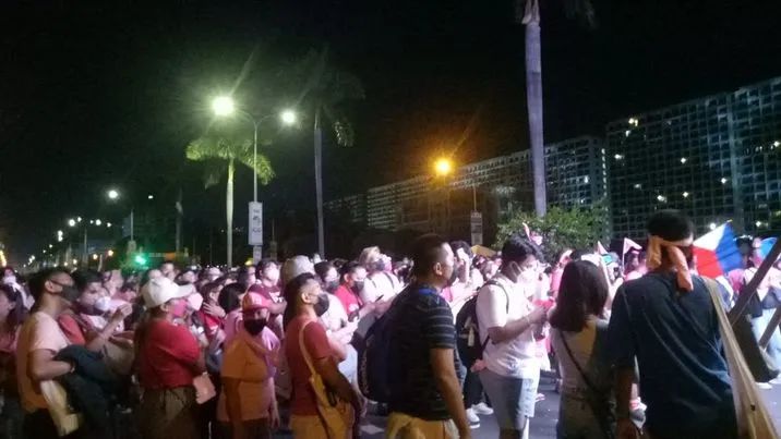 AvForLeniKiko's tweet photo. As the event finishes, some supporters are seen leaving after cleaning up trashes while others are still seen watching as Ben &amp; Ben closes for the event. Iba talaga ang sipag ng ating mga kakampinks!🌸🌷

#GobyernongTapatAngatBuhayLahat
#LeniKiko2022
#AviatorsForLeniKiko https://t.co/GbLzeq1PFT