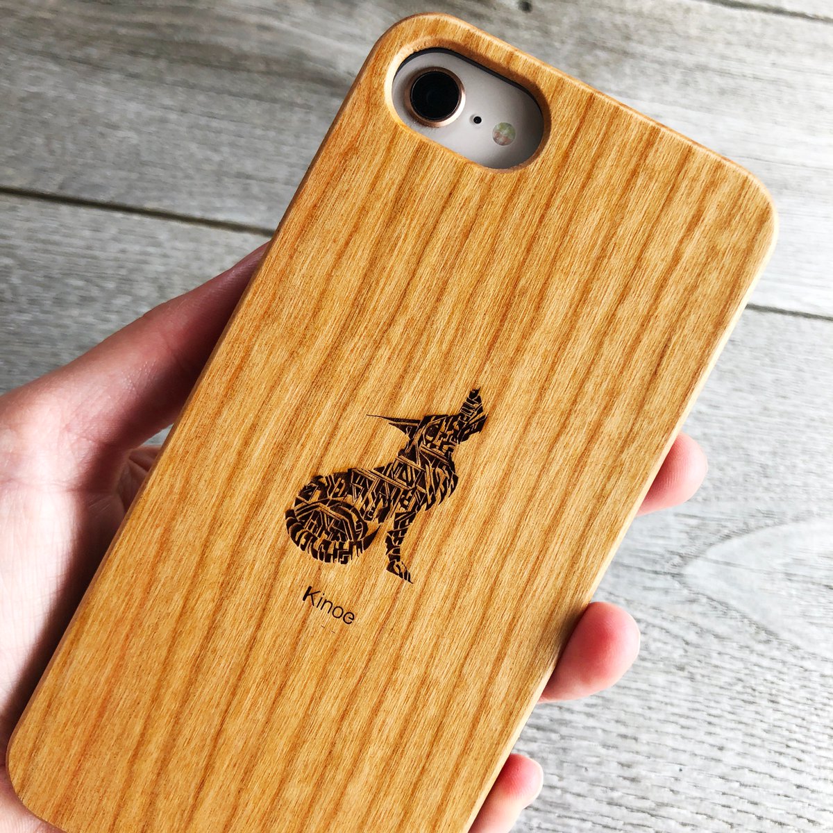 ibuki_painter's tweet photo. 【CreemaにてiPhoneケース販売開始しました】
「Kinoe」という屋号で木製と革のiPhoneケースの販売を試験的に開始しました。
「Kinoe（木の絵）」の言葉から木製のケースを選びそれをレーザーで彫刻しています。
よかったら見に来てくださいね。
https://t.co/63JyejSoK1

#creema 
#iPhoneケース https://t.co/owszWY1zwS