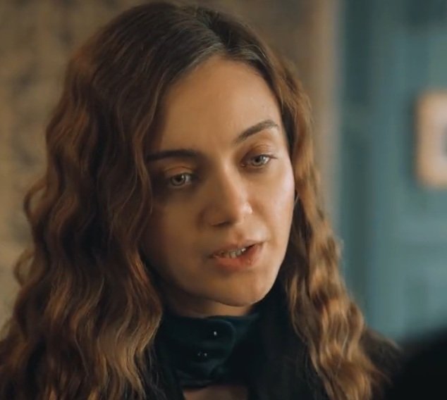 MeviKeles1's tweet photo. Azizin cevabi bir saniye bile düsünmeden hayir olmali, karın aşkından ölse bile senin ona öyle bakmana dayanamaz gider ama digeri para karşlı evlilik ister. Bazı şeyler ister cok degerli olsa bile bir insandan daha cok degerli degil hele ki o kişi canindan cok sevdiginse #Aziz https://t.co/NUAzVZTPD8