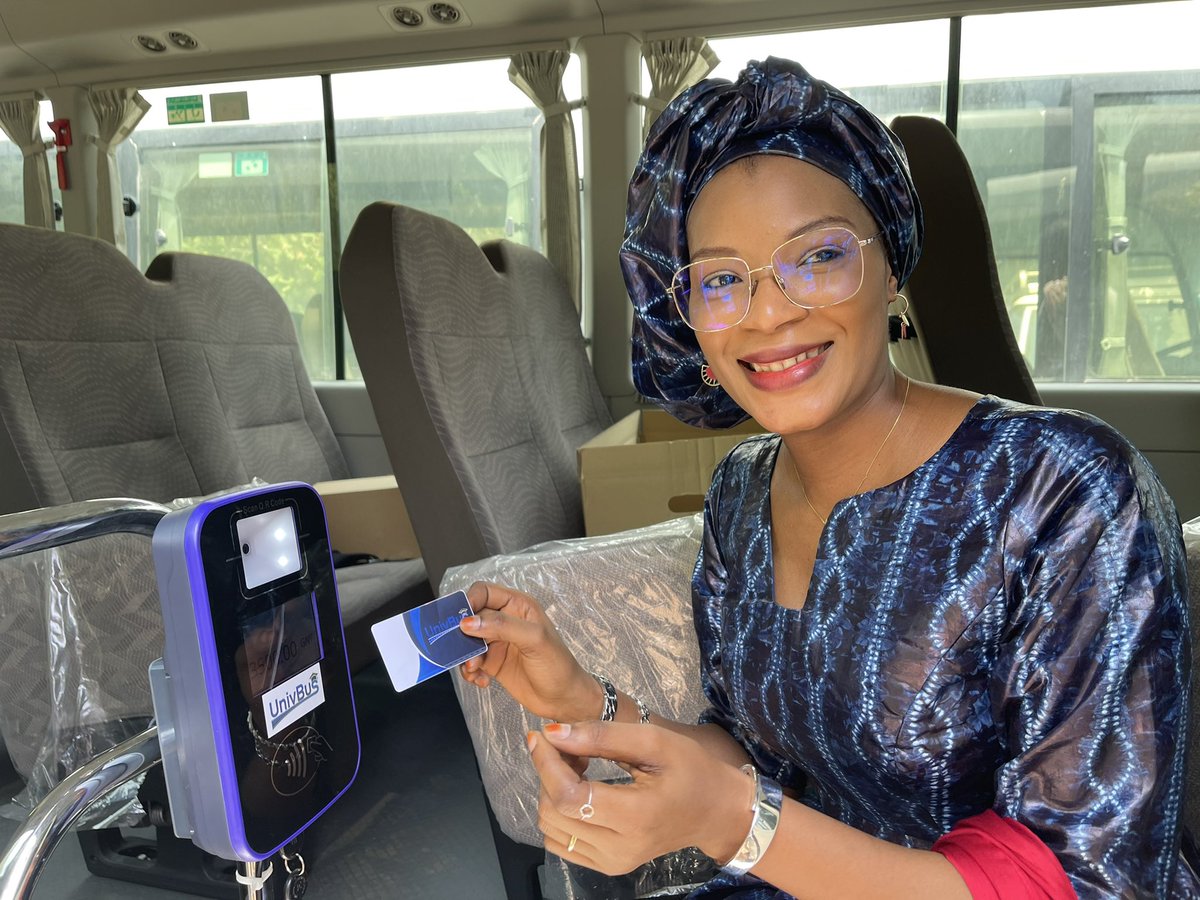 keitus14's tweet photo. Nous sommes samedi, 23 avril 2022.
La Ministre @sidibe_diaka procède au dernier contrôle des équipements du système de paiement électronique des #UNIVBUS (Bus Universitaires).
#Déploiement immédiat pour les IES de l’intérieur du pays.
#MESRSI
#TransitionImpact https://t.co/WCbhWgwOq2