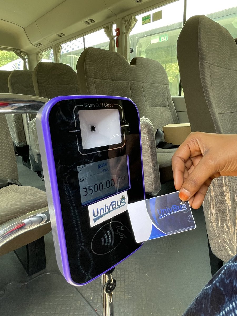 keitus14's tweet photo. Nous sommes samedi, 23 avril 2022.
La Ministre @sidibe_diaka procède au dernier contrôle des équipements du système de paiement électronique des #UNIVBUS (Bus Universitaires).
#Déploiement immédiat pour les IES de l’intérieur du pays.
#MESRSI
#TransitionImpact https://t.co/WCbhWgwOq2
