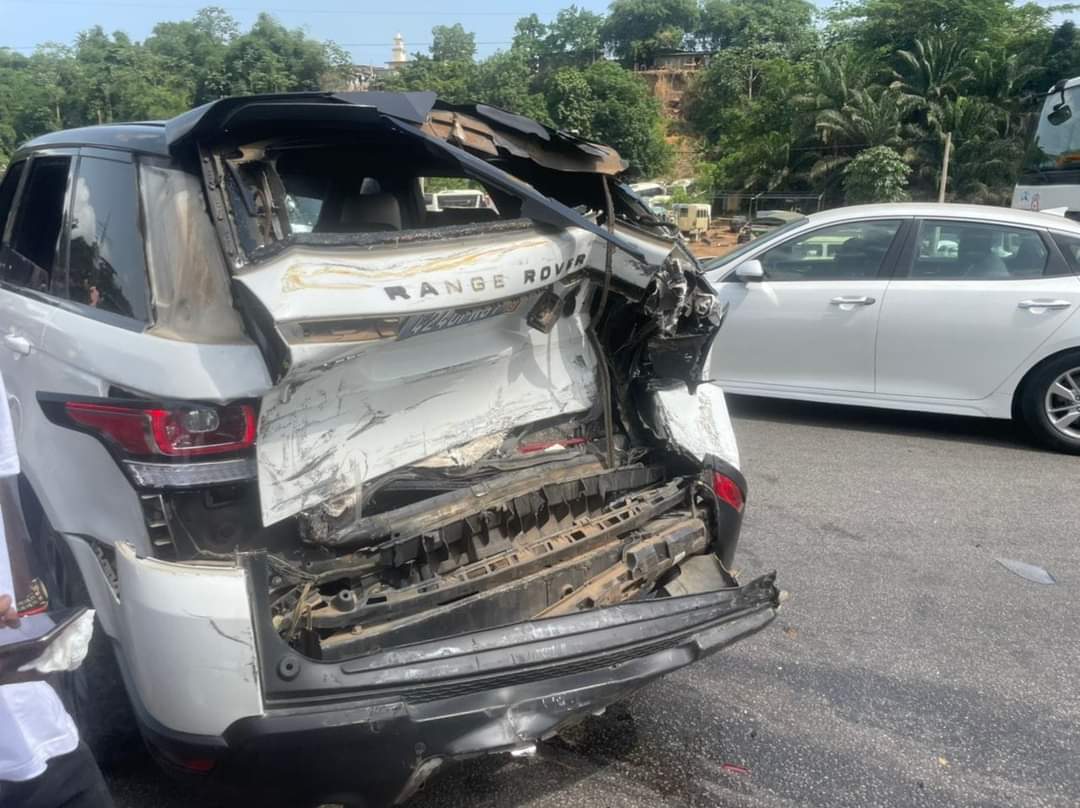 fabrice_sassou's tweet photo. Kerozen victime d’un grave accident ce samedi 23 avril 2022 de retour de Yamoussoukro où il était parti soutenir Didier Drogba en campagne pour son élection à la FIF. Pour l'heure, aucune information n'a été révélé sur l'état de santé de l'artiste. Ses 2 véhicules irrécupérables https://t.co/LItBcR0vK3