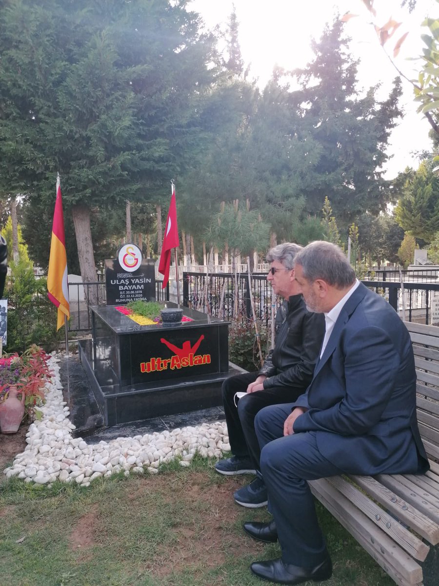 uAYurtici's tweet photo. Sebahattin Reis (@SebahattinReis) Veysel Giley (@VeyselGiley) ağabeyimiz ve temsilciliklerimiz ile birlikte Ulaş Bayam başkanımızı ve Nuran annemizi kabri başında dualarla andık. #uAYurtiçi https://t.co/ojnREC1vxs