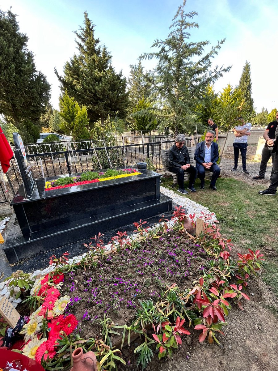uAYurtici's tweet photo. Sebahattin Reis (@SebahattinReis) Veysel Giley (@VeyselGiley) ağabeyimiz ve temsilciliklerimiz ile birlikte Ulaş Bayam başkanımızı ve Nuran annemizi kabri başında dualarla andık. #uAYurtiçi https://t.co/ojnREC1vxs