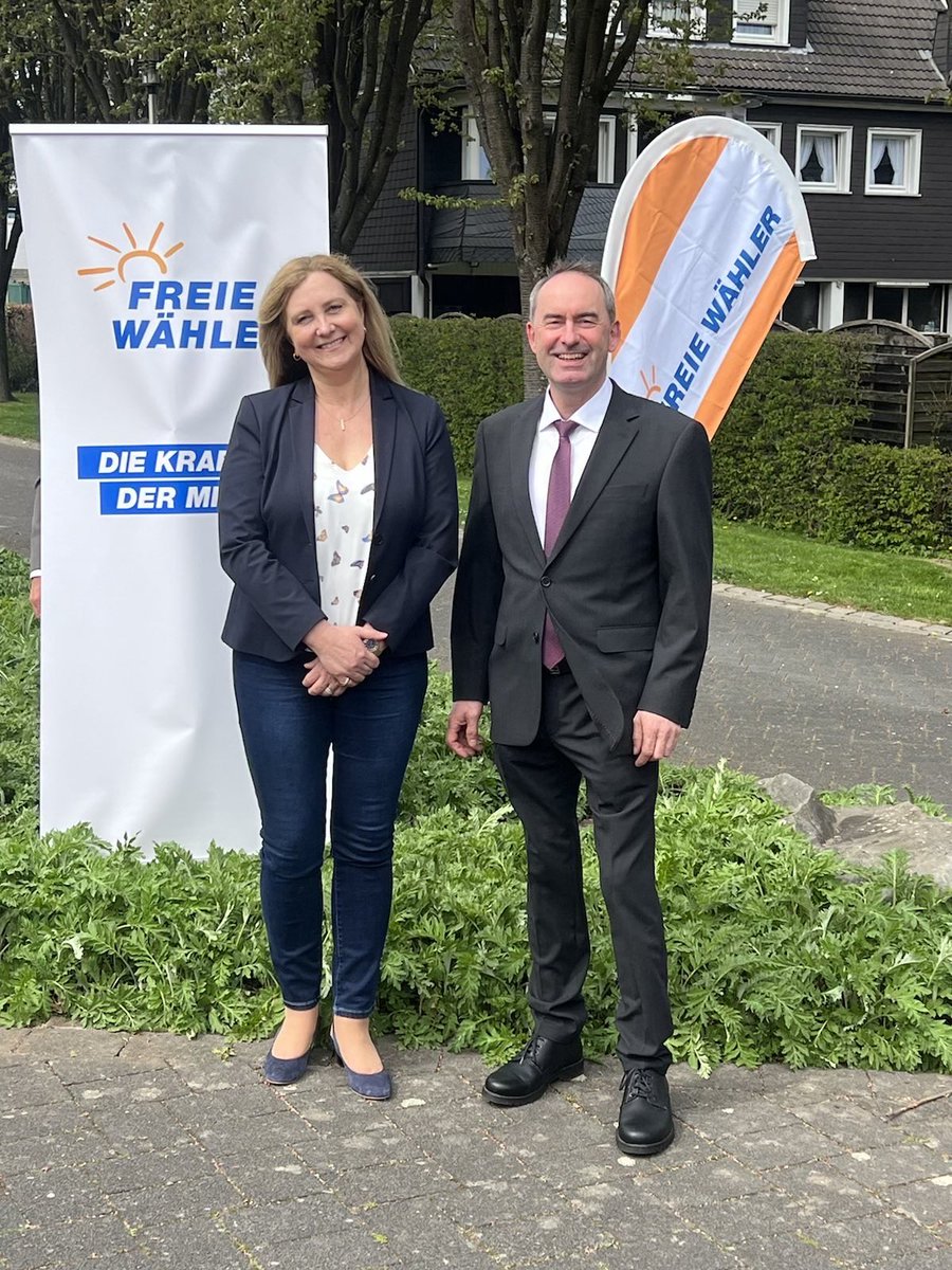 HubertAiwanger's tweet photo. Mit Spitzenkandidatin Sara #Buschner, Thorsten #Scheen, Lutz #Kühnen, Julia #Schnabel-#Clever zur #Landtagswahl #NRW Wahlversammlung in #Olpe. #HandelnStattReden #FREIEWÄHLER #PolitikmitgesundemMenschenverstand https://t.co/GmoOMfuHfq