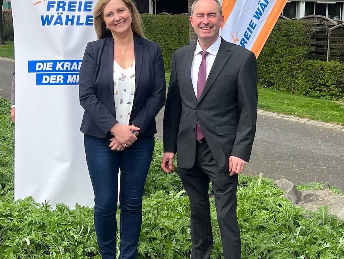 HubertAiwanger's tweet photo. Mit Spitzenkandidatin Sara #Buschner, Thorsten #Scheen, Lutz #Kühnen, Julia #Schnabel-#Clever zur #Landtagswahl #NRW Wahlversammlung in #Olpe. #HandelnStattReden #FREIEWÄHLER #PolitikmitgesundemMenschenverstand https://t.co/GmoOMfuHfq