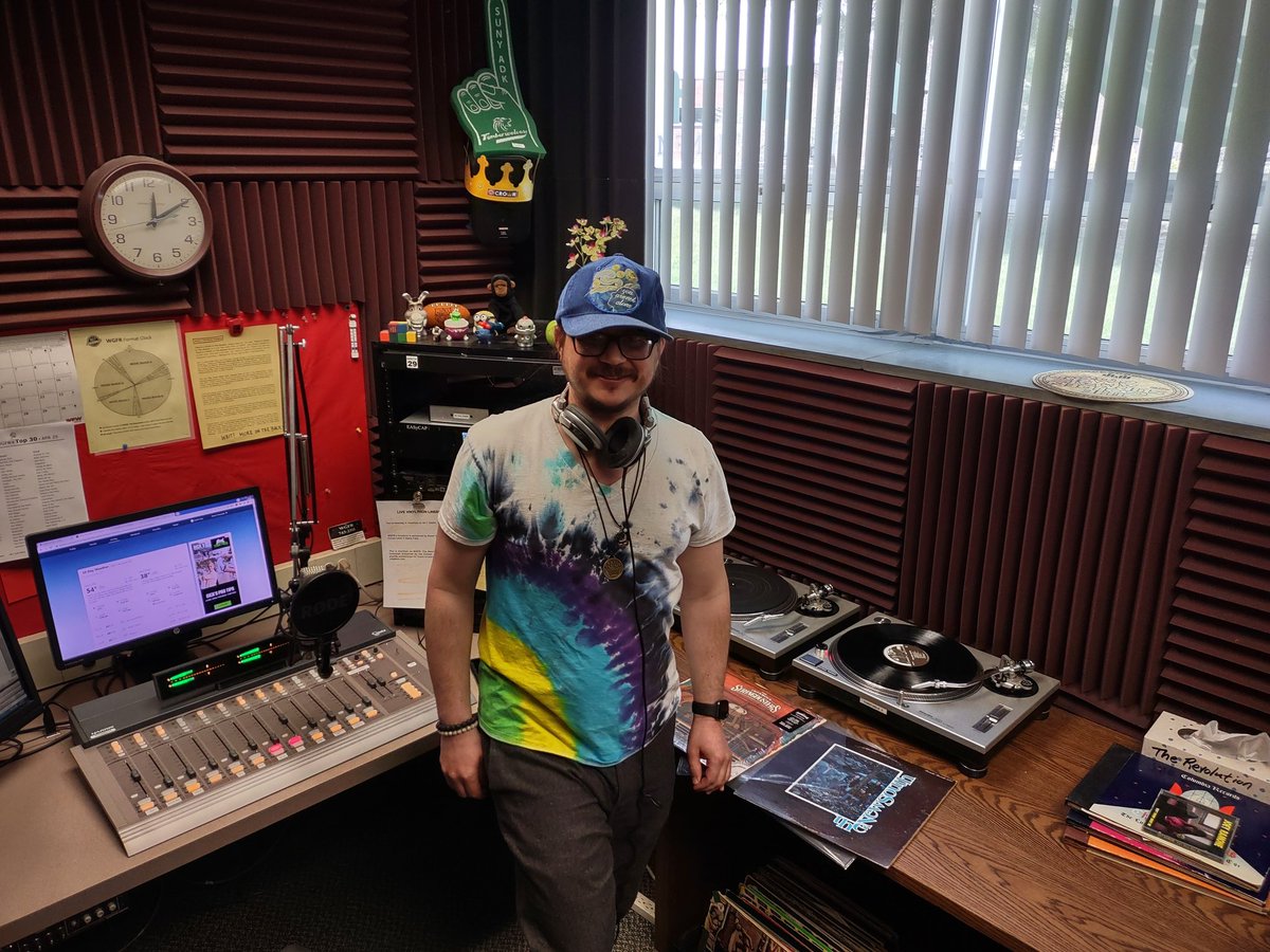 Jon King in the studio 12 to 2pm for #Vinylthon2022 spinning Bluegrass and more.