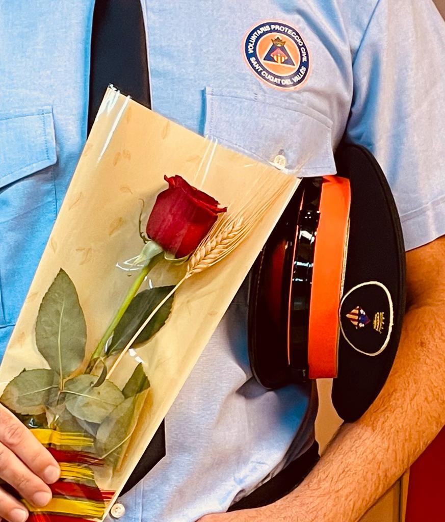 avpcstcugat's tweet photo. ⚘Avui és el dia de #SantJordi 

✅A #SantCugat celebrem el dia del llibre i de la rosa.

🚨Nosaltres hi som per ajudar.

📞Si ens necessites @112 https://t.co/4xSGqJPVp5