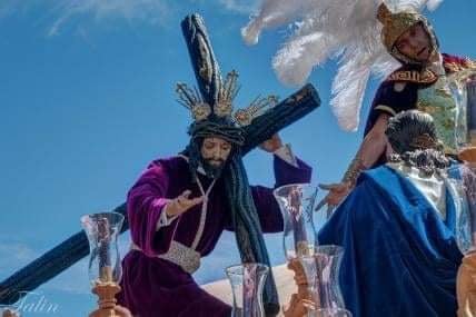 Dad gracias al Señor porque es bueno,
porque es eterna su misericordia.
El Señor es mi fuerza y mi energía,
él es mi salvación.
Escuchad: hay cantos de victoria
en las tiendas de los justos