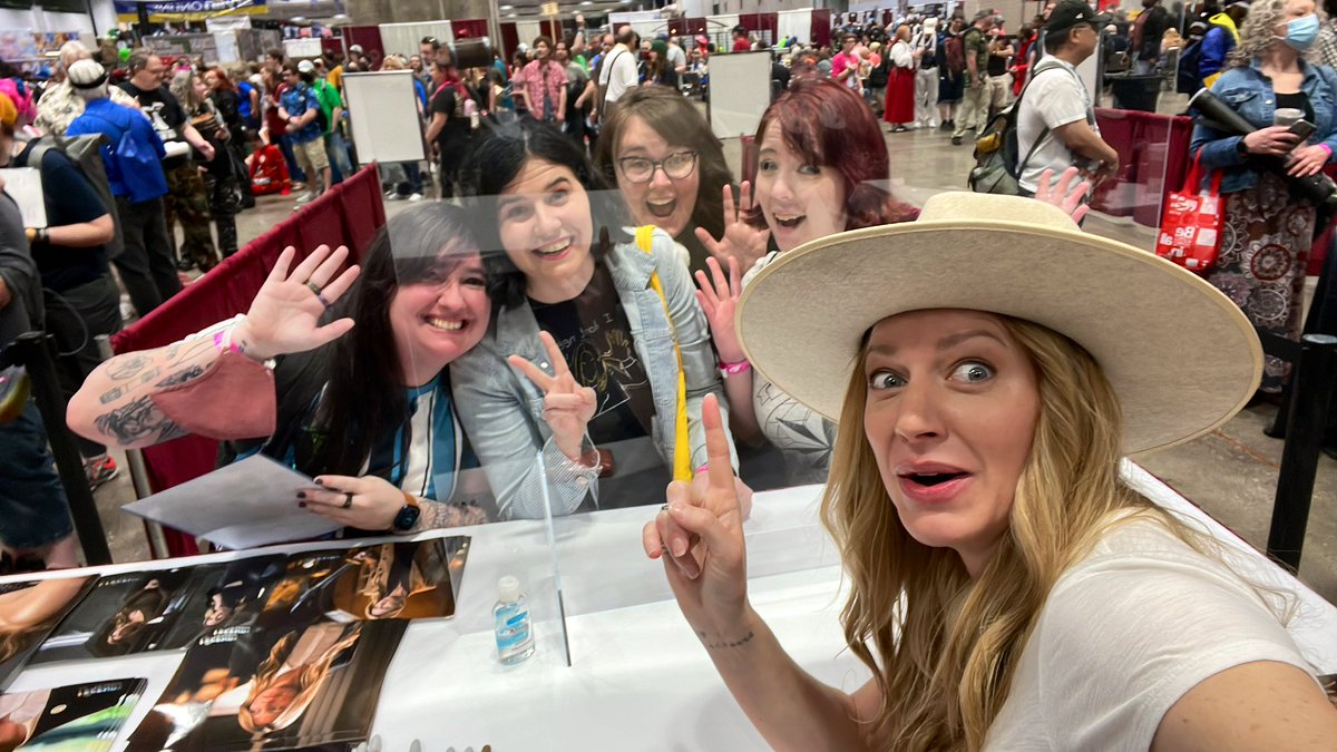 jesmacallan's tweet photo. And I’m looking at you!!!! Hiiiii! Ok bye Twitter! https://t.co/wj79UwzIqE