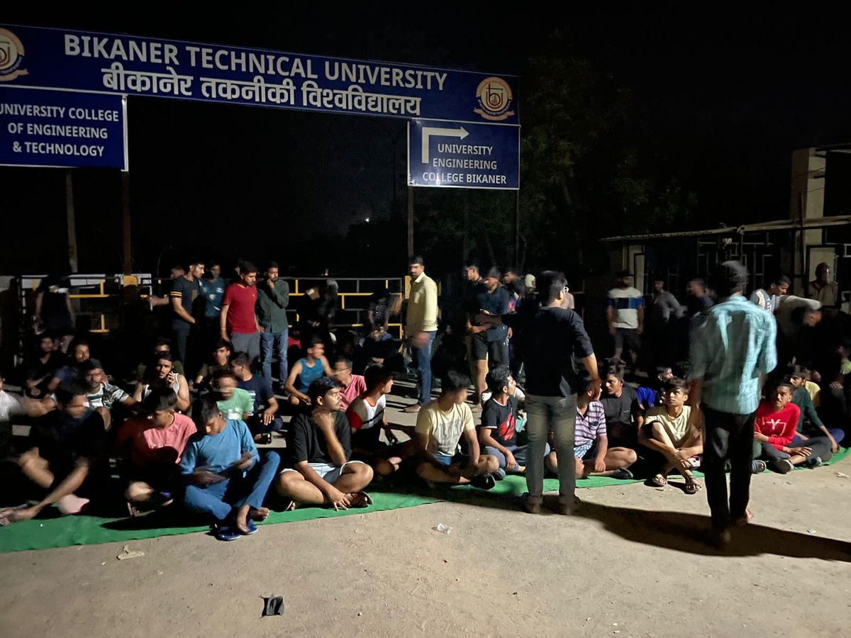 hyena_thug's tweet photo. रात में तो महाभारत का युद्ध भी रुक गया था पर BTU ka युद्ध दिन रात जारी रहेगा। 🔥🔥
#BTUPAPER #btustudents #BTUonStrike https://t.co/kdcgzNyLm0