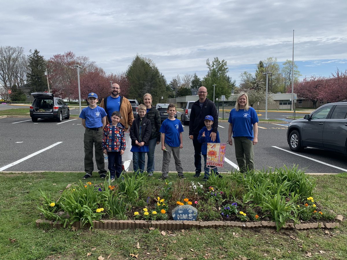 ClareRusso111's tweet photo. Thanks to everyone in Pack 122 who came out for the Spring planting of the New Monmouth School garden and sign. @122Pack @NewMonmouthElem https://t.co/fUuAaP1R8J