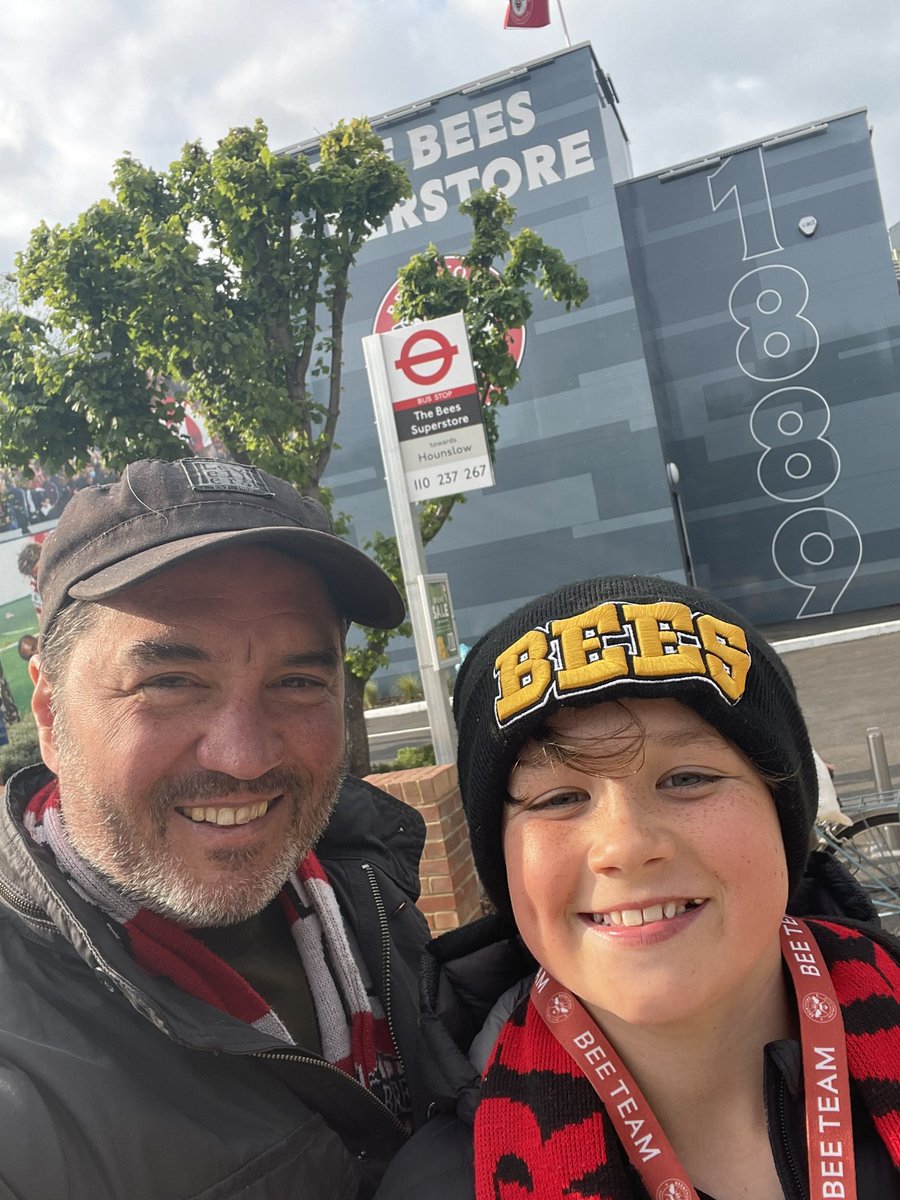 bailed's tweet photo. Just a #busstopinhounslow #COYB #BRETOT https://t.co/yDiK7SrIhf