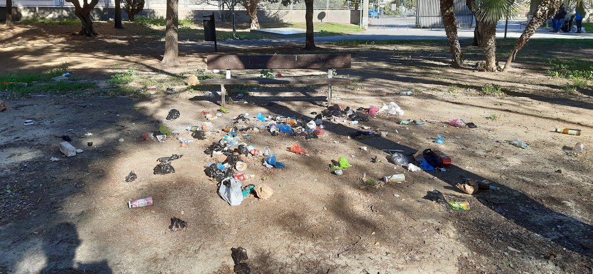 Parque Lo Morant. Junto a entrada sureste. Vergüenza de estercolero. <a href="/saicalicante/">SAIC Alicante</a> <a href="/alicanteayto/">Ayuntamiento Alicante</a> #Alicante
