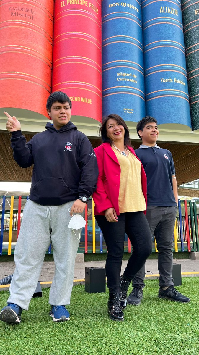 ClaudiaPizarro's tweet photo. Ellos son Gabriel y Gustavo, orgullosos vecinos de la Villa Salvador Allende, de La Pintana. Acaban de obtener sendas medallas en el Concurso Nacional de Matemáticas para Enseñanza Media. Aquí hay heroísmo y sentido de pertenencia. 💜🤗🦋 https://t.co/2Yz1Ru04fv